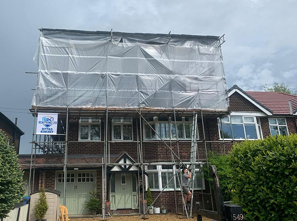 Scaffold for temporary roof